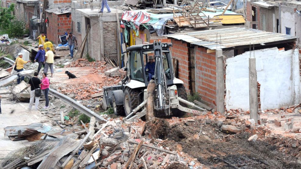 Octubre de 2013: el trabajo de las topadoras durante un operativo de desalojo en Villa 31.