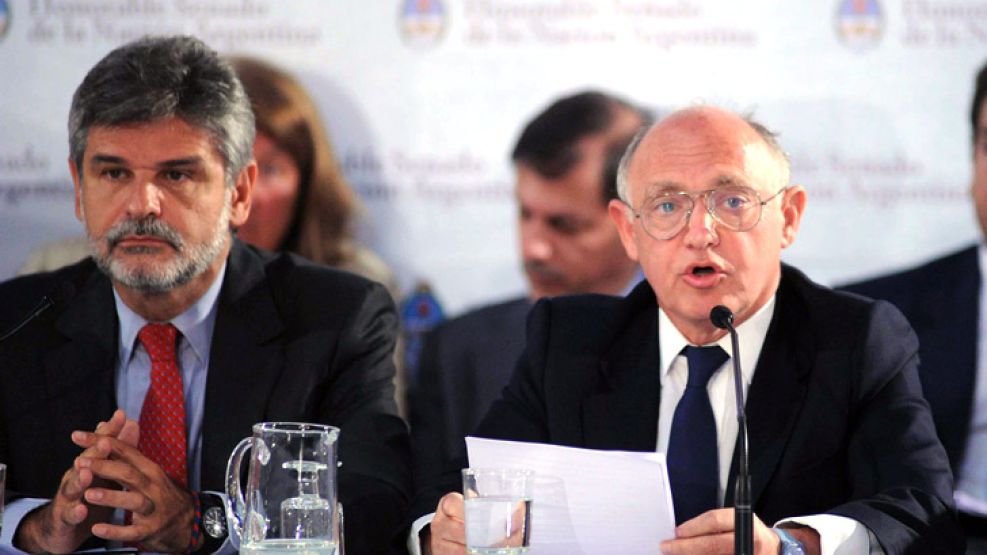 Timerman junto a Daniel Filmus, en febrero de 2013, defendiendo en el Senado el acuerdo con Irán. 