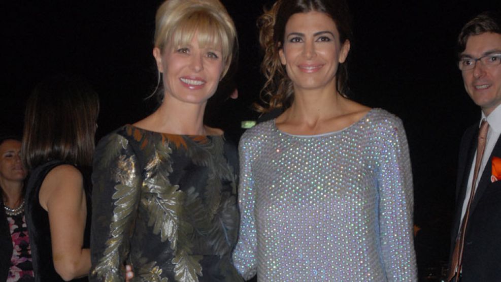 Bellas. Karina Rabolini, recién llegada de la India, y Juliana Awada, con un diseño londinense.