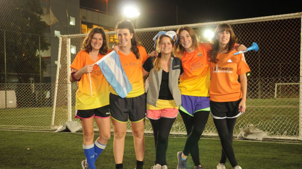 Con las valijas listas. María Nougues (segunda de la derecha) ya tiene el pasaje para Brasil. Sus amigas verán los partidos juntas.
