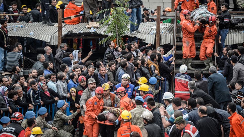 Desolacion. Las autoridades rescataron 284 cadáveres de la mina de carbón.