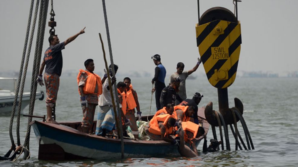 Rastrillaje. Los rescatistas buscaban sobrevivientes en el río.
