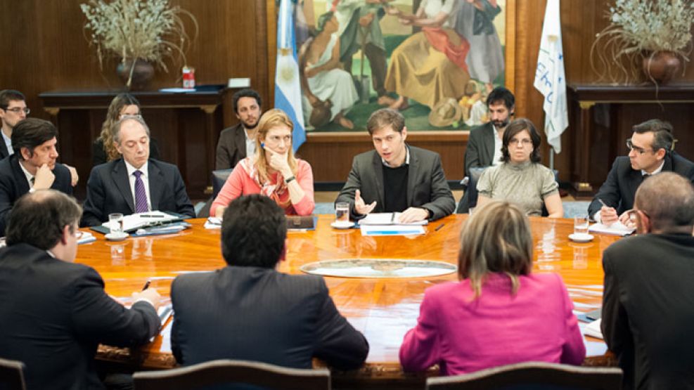 Serios. Débora Giorgi y Axel Kicillof, ayer, con representantes de la industria automotriz.