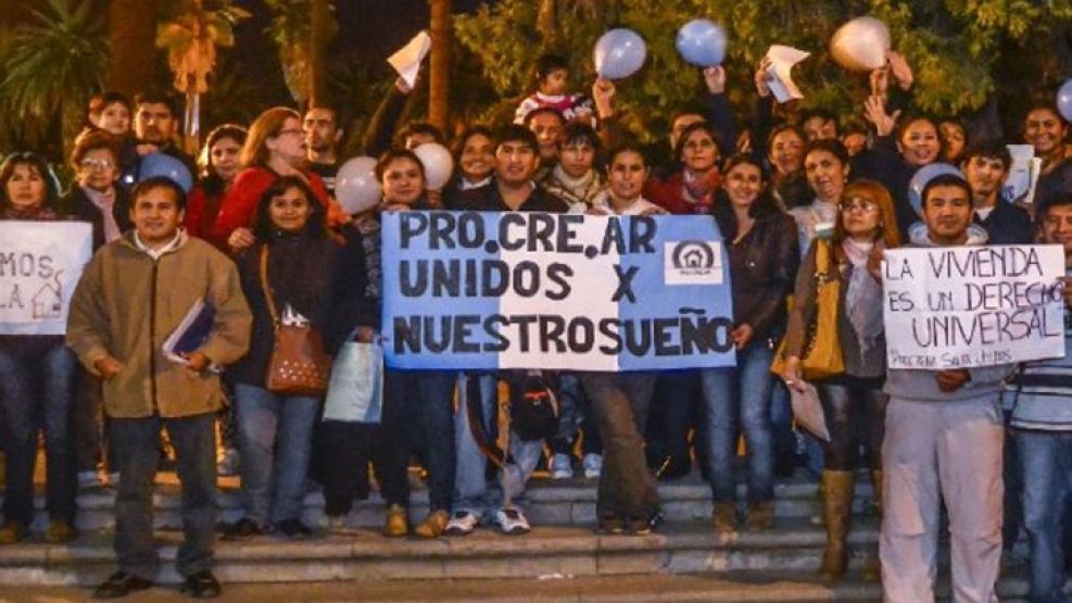 Una protesta en el centro de la capital salteña en reclamo de adjudicaciones del Plan Procrear.