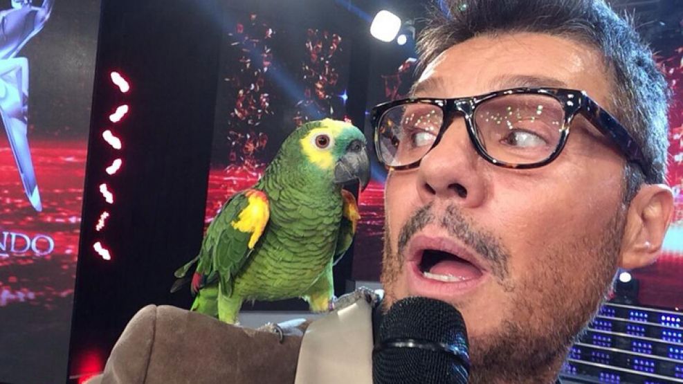 Autofoto. En cada emisión de ShowMatch, el conductor sube en vivo las imágenes que se toma con todos los participantes.