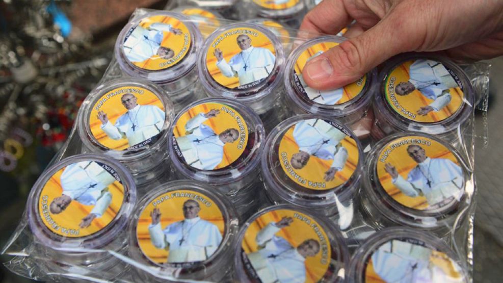 Boom. No sólo el sector hotelero se beneficia del carisma del pontífice: el merchandising del Vaticano funciona a todo vapor.
