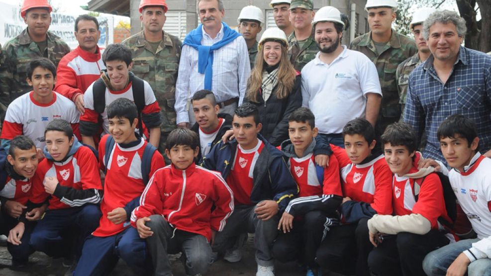 Equipo. El ministro Agustín Rossi supervisó las tareas en el club Arijón, de su provincia.