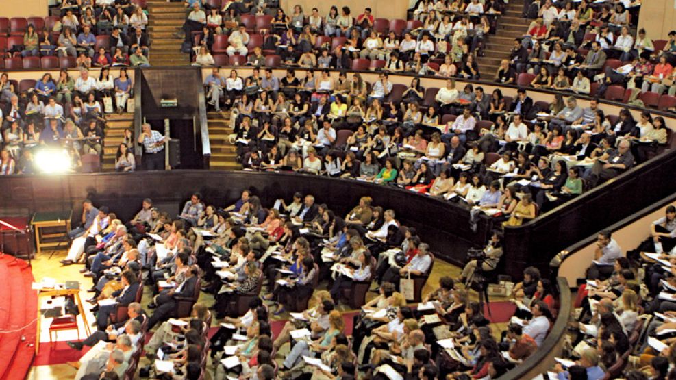 Explosión educativa. El Aula Magna de la Facultad de Medinica de la UBA. Los estudiantes de universidades públicas aumentaron de 139 mil en 1982 a 1,7 millón en 2010.