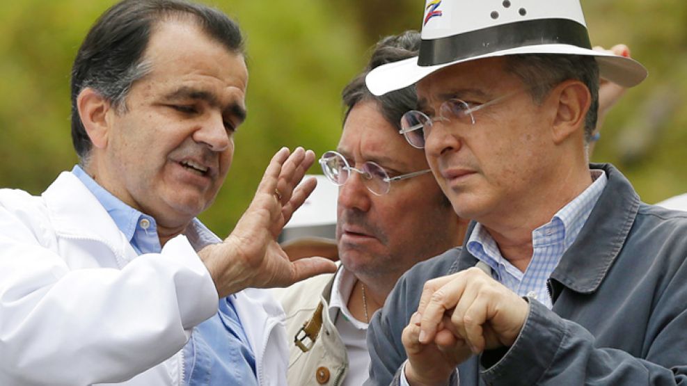 Jefe. El candidato presidencial dialoga con Uribe en un acto.