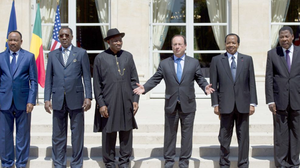 Juntos. Los seis presidentes reunidos en París acordaron una estrategia común contra el grupo.
