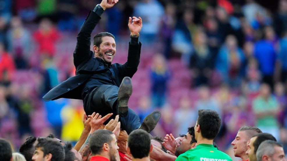 La fiesta. Godín empieza a celebrar el gol del campeonato: de cabeza marcó el 1-1 ante el Barcelona en el Camp Nou. El sabor de ganar el título de visitantes también lo disfrutaron dos argentinos del 