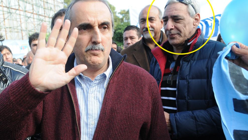 Ladero.  José Luis Blanco acompañó al ex secretario Guillermo Moreno en el ingreso al congreso del PJ, el viernes 9 de mayo.
