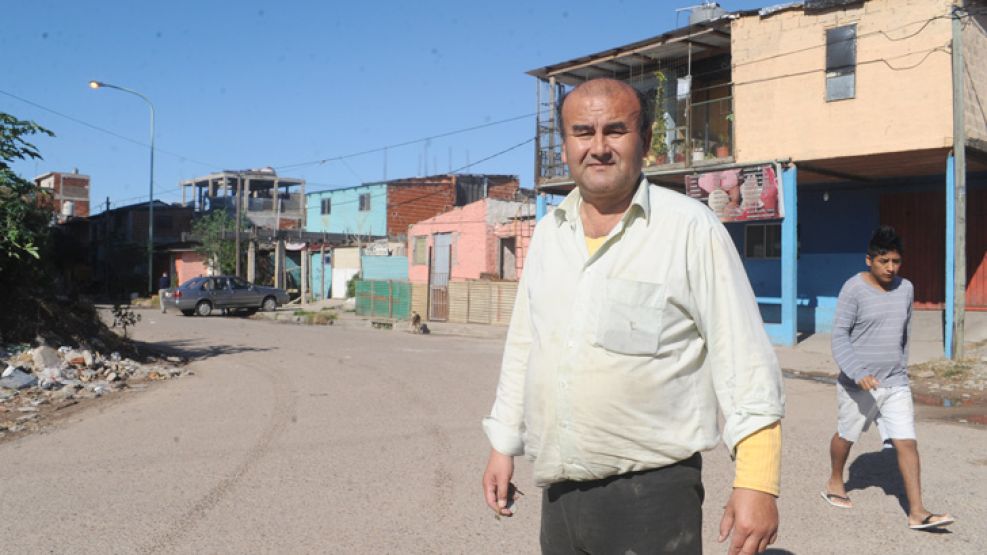 Retiro. Omar Benítez, dirigente de la villa, se queja: “Los gobiernos no quieren que las villas se erradiquen porque se les termina el curro”.