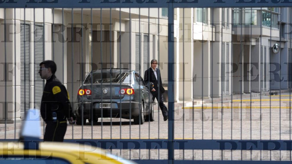 Salida.  El vicepresidente abandona su domicilio a las 11 hs en la torre Madero Center. Subió al automóvil oficial con el rostro ofuscado. Ya sabía que la Casación preparaba un fallo en su contra.