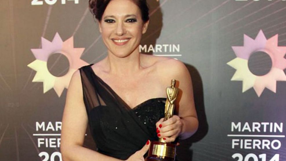 Gabriela Radice ayer, con el Martín Fierro. Le dedicó "un abrazo a los músicos de Callejeros".