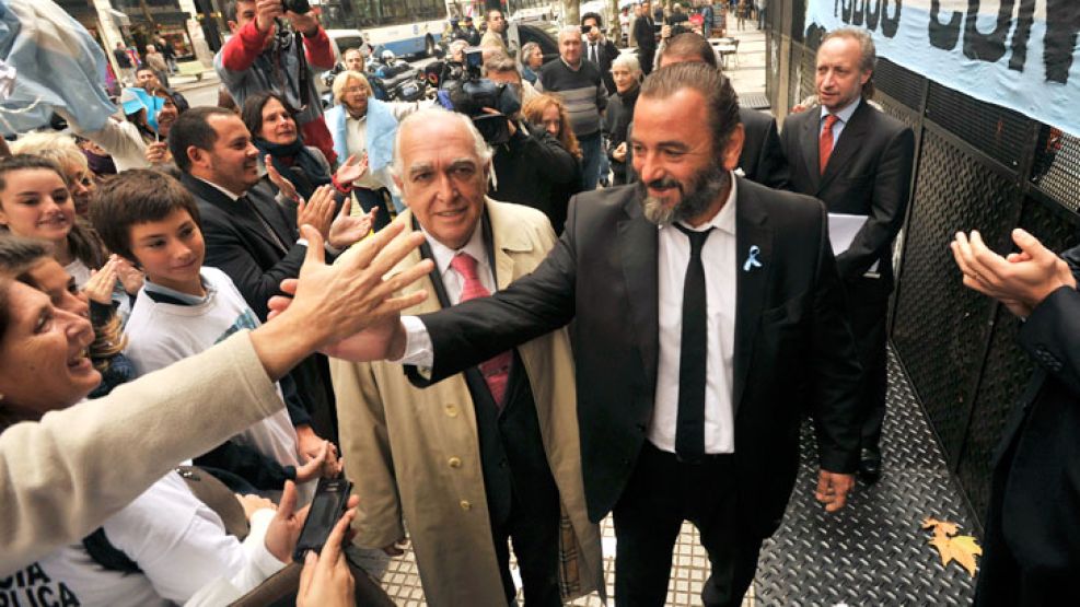 Ingreso triunfal. Campagnoli estuvo acompañado de Ricardo Gil Lavedra y fue ovacionado en las puertas del tribunal.