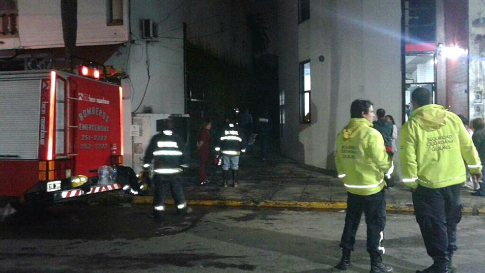 Los bomberos durante el rescate de las víctimas