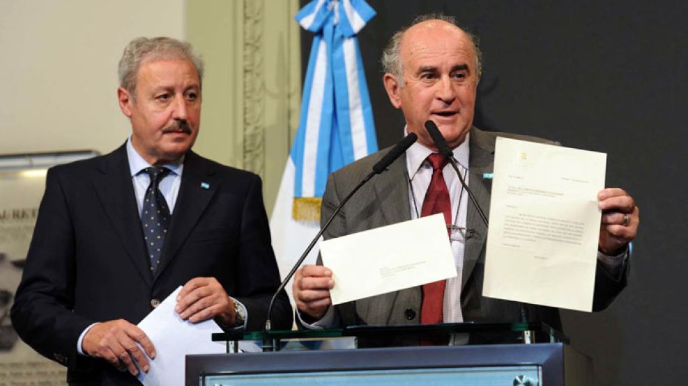 Parrilli y Oliveri explicaron la ruta de la carta. "Salió de la Nunciatura", dijeron.