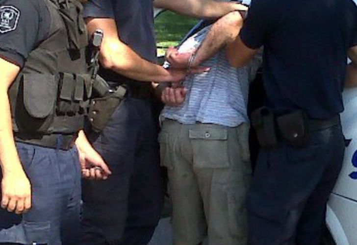 Adoradores musulmanes palestinos asisten al rezo semanal de los viernes fuera de la Iglesia de Natividad en la ciudad de la Cisjordania de Belén, donde el Papa celebrará una Misa Santa el próximo domingo.