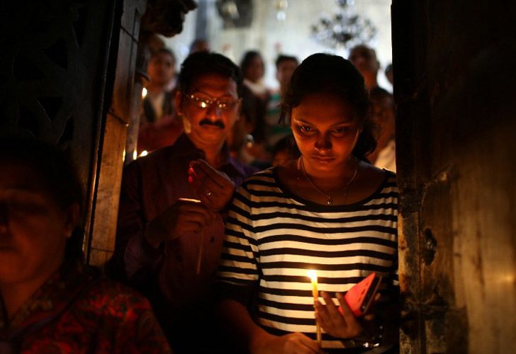 Peregrinos católicos esperan con velas para entrar a la Gruta en la Iglesia de Natividad, creída ser el lugar de nacimiento de Jesucristo, en Cisjordania de Belén.