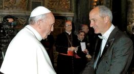 Cafiero, embajador argentino ante el Vaticano, durante un saludo oficial con el Papa