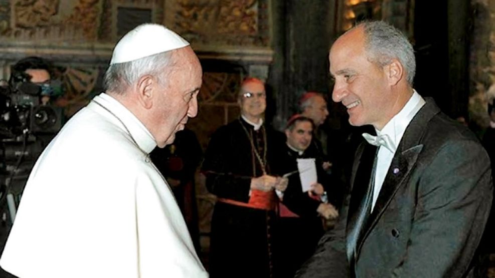 Cafiero, embajador argentino ante el Vaticano, durante un saludo oficial con el Papa