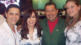 Encuentro. En febrero de 2010, en la Cumbre de Cancún, Greg y su mujer, Niurka, saludaron a Cristina y a Hugo Chávez.