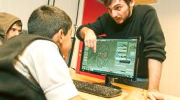 Sin tizas. En el CMDLab del Centro Metropolitano de Diseño, los chicos aprenden modelación digital en 3D, robótica y también electrónica.