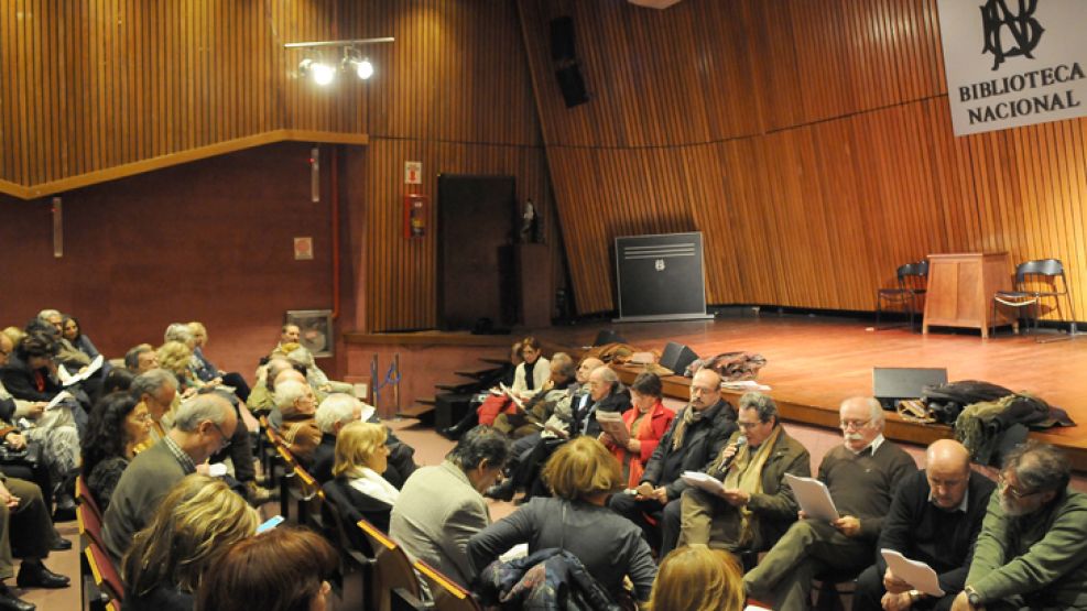 Biblioteca. Habitual espacio de discusión del grupo, que esta vez alertó sobre los dilemas que enfrenta el kirchnerismo. 