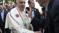 El Papa Francisco concediendo una entrevista en Israel al periodista Nelson Castro