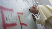 El Papa rezó en el muro que divide Israel de Cisjordania