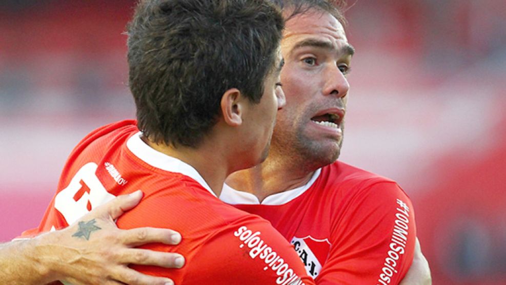 Autor y coautor. Una buena asistencia de Insúa y una definición gourmet de Pizano amerita el festejo. Fue el gol del empate.