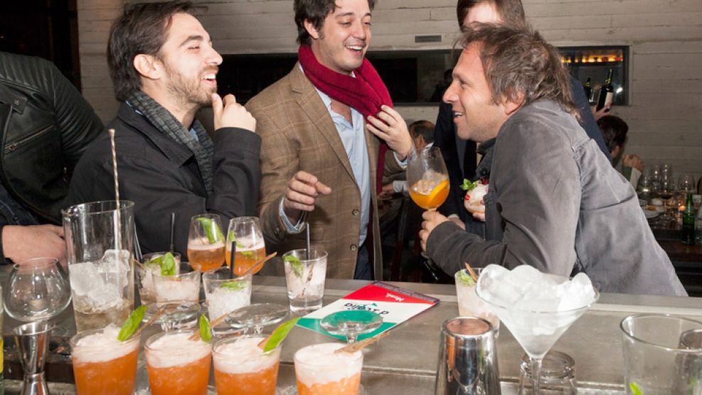 Entre copas. Un grupo de amigos en una de las noches italianas, creadas especialmente para los amantes de la coctelería.