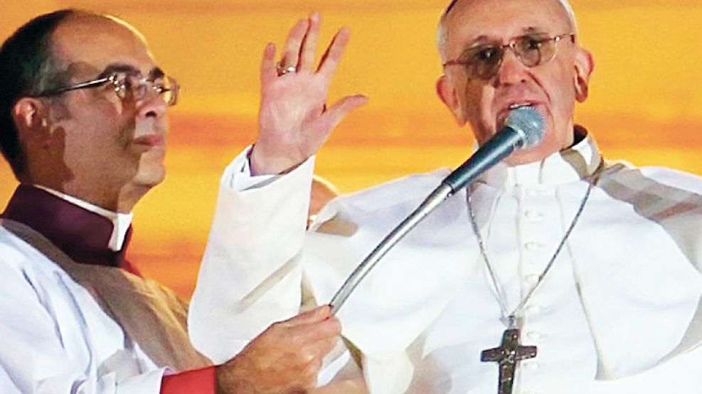 Guillermo Karcher sostiene el micrófono papal.