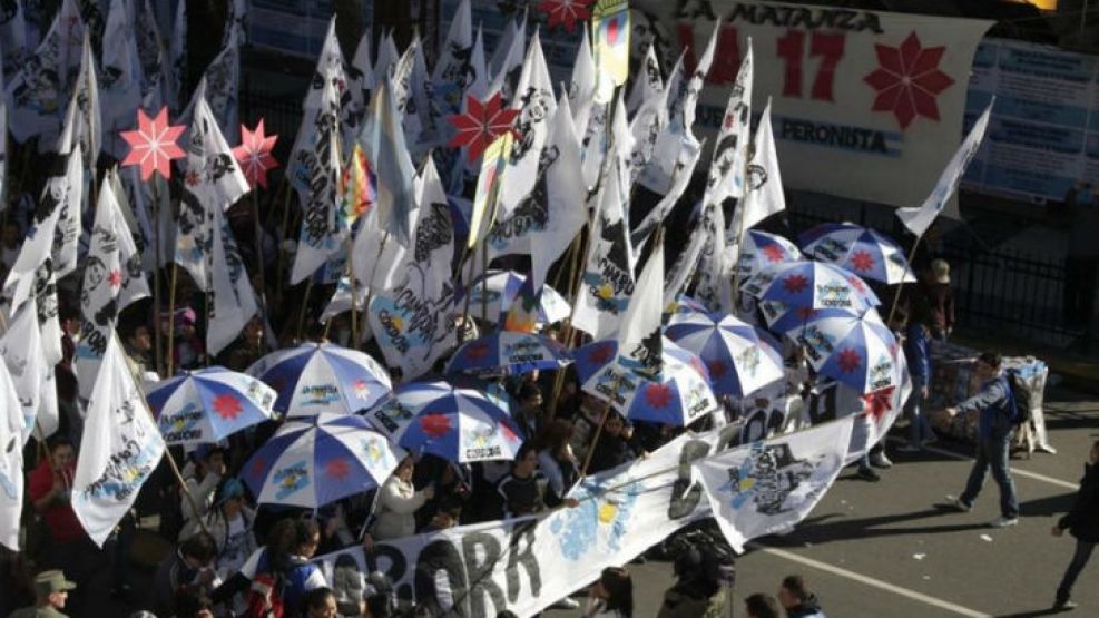 La Cámpora avanza por Diagonal Sur hacia Plaza de Mayo.