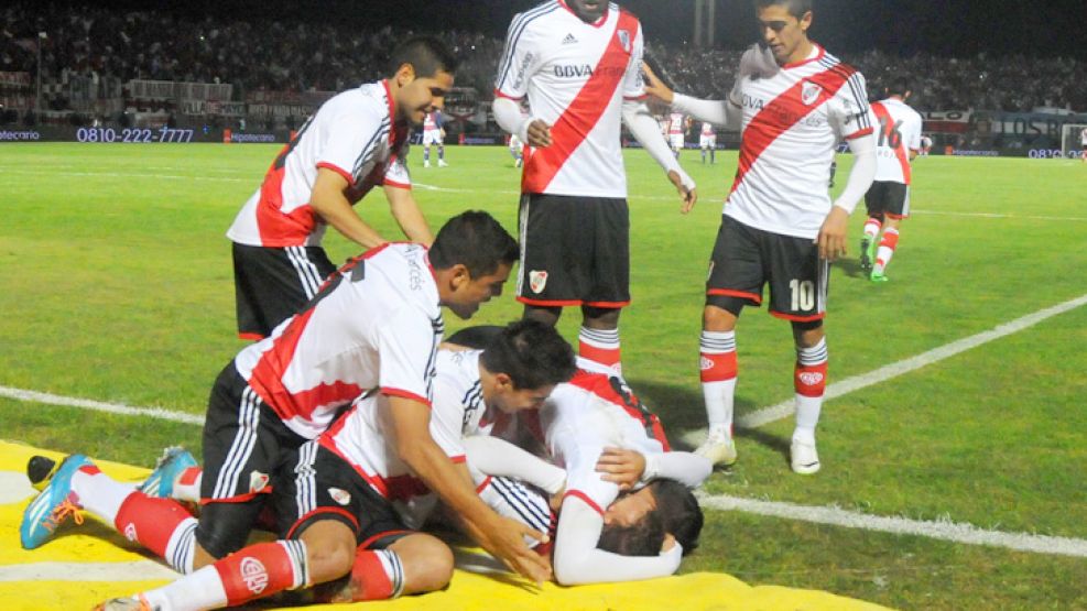 Montaña puntana. Los jugadores de River festejan el gol de Pezzella, en la fría noche de La Punta. Alcanzó para ganarle el partido a San Lorenzo.
