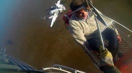 Efectivos de Prefectura Naval Argentina durante el rescate de ayer de las víctimas de la avioneta siniestrada en el Río de La Plata