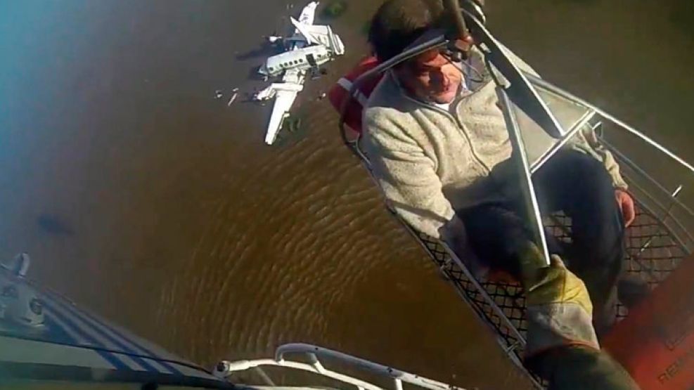 Efectivos de Prefectura Naval Argentina durante el rescate de ayer de las víctimas de la avioneta siniestrada en el Río de La Plata