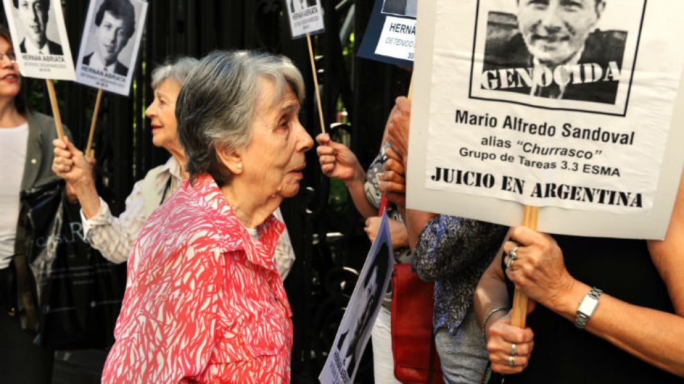 En abril, familiares y allegados de Abriata se manifestaron en la Embajada de Francia en Argentina por la extradición de Sandoval.