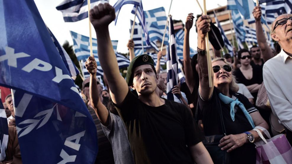 Protesta. Los griegos de Amanecer Dorado: fuera del euro, fuera de la UE, fuera inmigrantes.