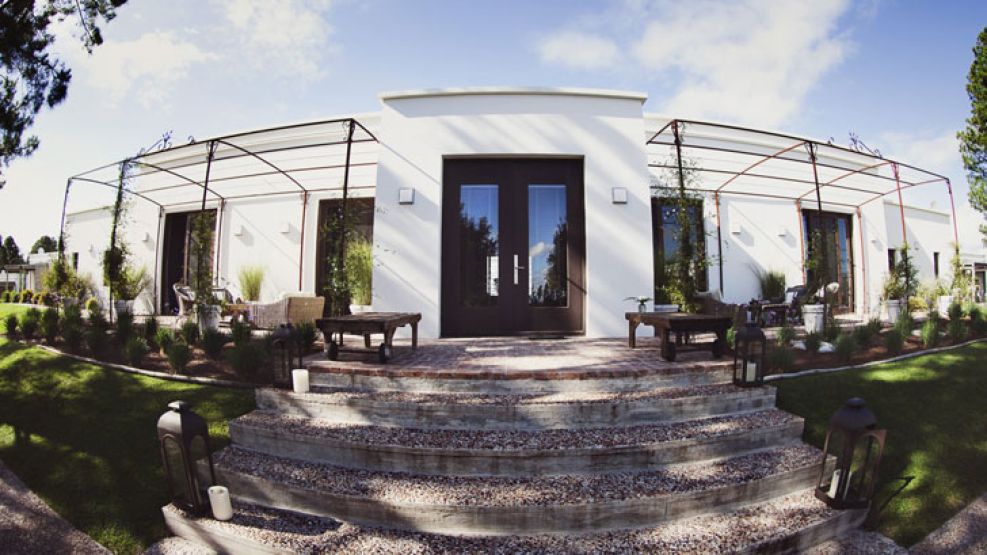 Casa chic. El hotel de los Bonomi tiene 20 habitaciones, pileta climatizada y playa. Allí iba a realizarse el evento el día del accidente.