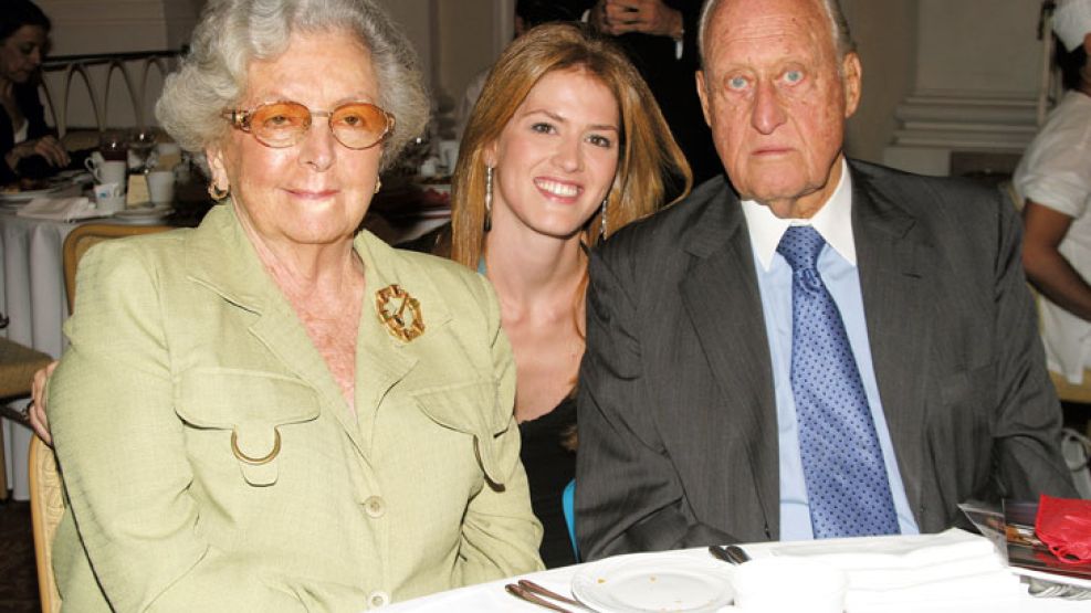 Familia. Joana con sus abuelos Ana María y João Havelange en una fiesta en 2005. Ella es la única nieta mujer del dirigente.
