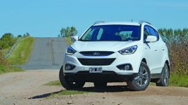 La gama 2014 de la Tucson incorpora luces diurnas de LED y nuevo diseño de llantas. Debajo del capot, el motor naftero 2.0 redujo su potencia a 154 caballos (antes, 166 CV), pero es más eficiente en consumo con similares prestaciones. El interior presenta materiales de correcta terminación.