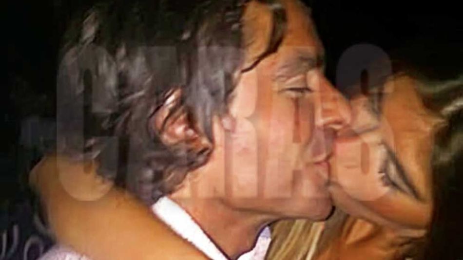 Loly Antoniale beso 1