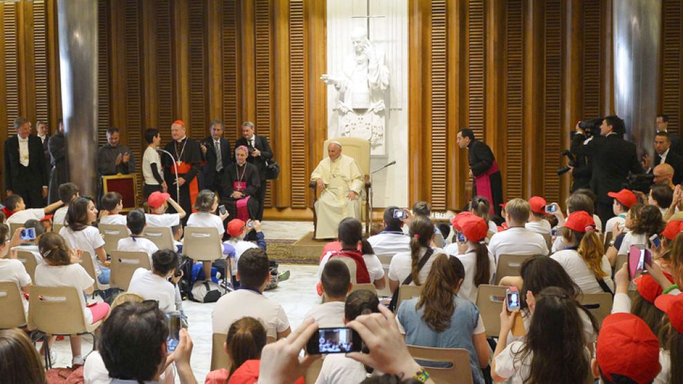 Chicos. Bergoglio recibió ayer a jóvenes en emergencia escolar.