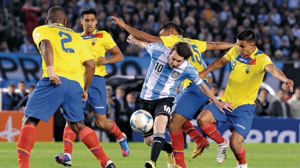Esperanza. El genio de Messi parece tener atada la pelota en medio de cuatro jugadores de Ecuador, en las Eliminatorias de 2013. Que se repita la magia.