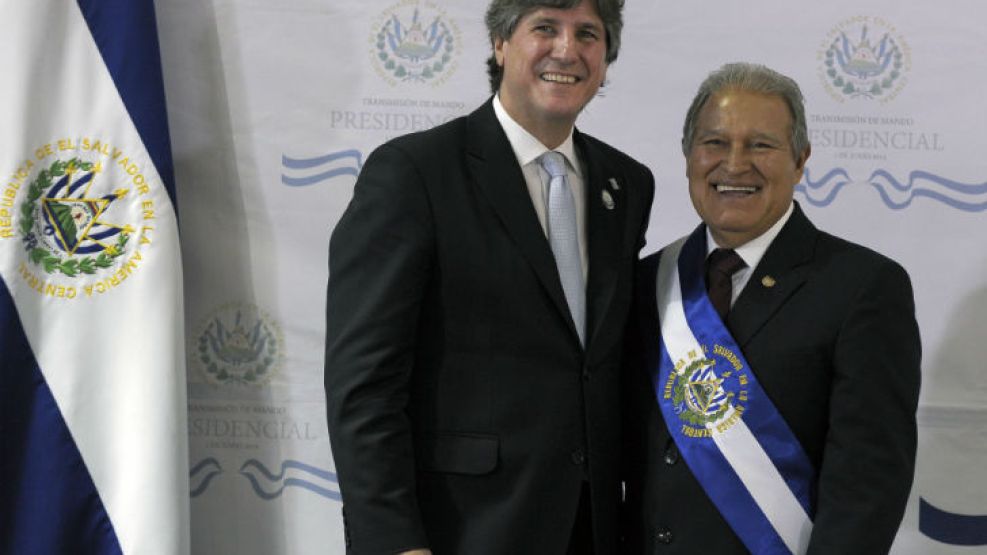 Amado Boudou junto al flamante presidente de El Salvador, Salvador Sánchez Cerén.