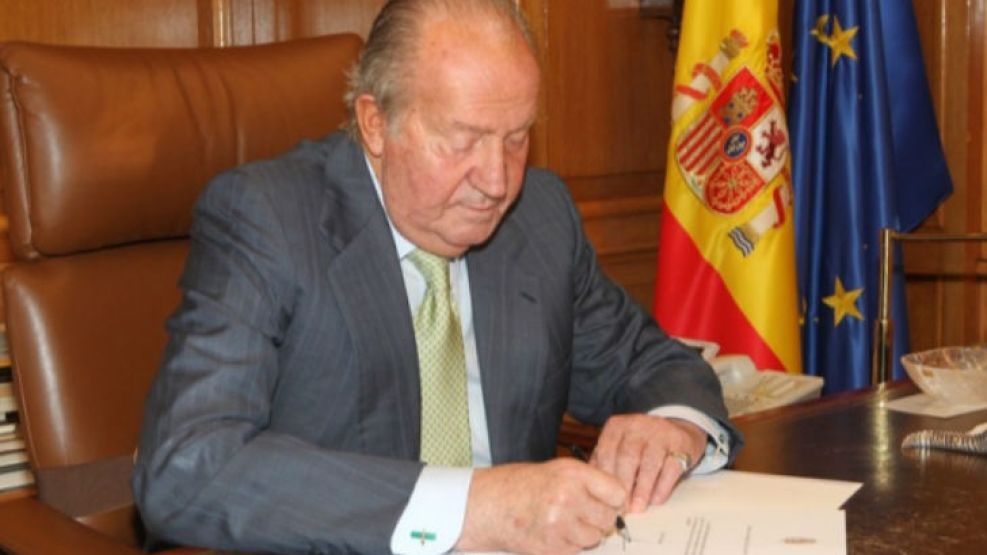Juan Carlos I, abdicó al trono