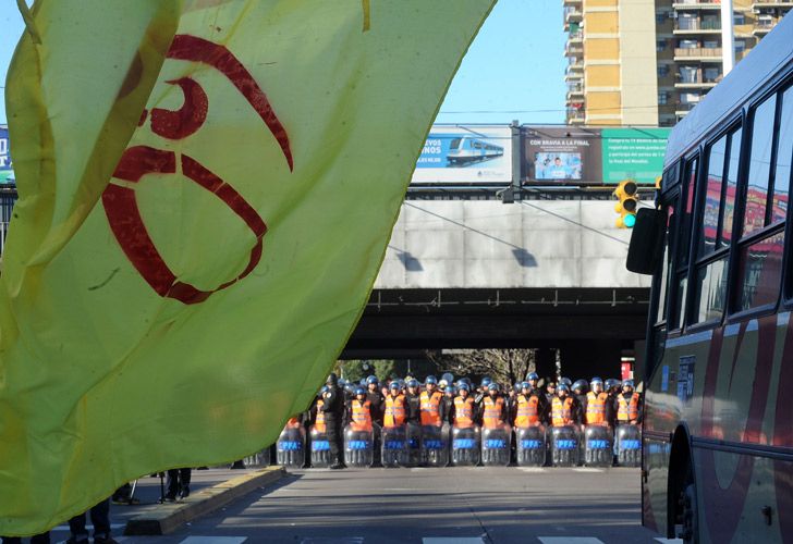 Paro de choferes de la línea 60. Corte en Puente Saavedra.