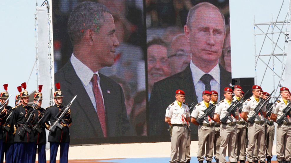 No tan cerca. Aunque el mandatario estadounidense evitó fotografiarse junto a su par ruso, ambos mantuvieron una charla informal en la que se comprometieron a impulsar un cese del fuego en Ucrania. El